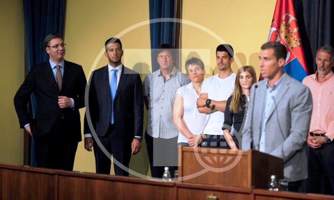 Beograd, 12. jul 2016.- Predsednik Vlade Srbije Aleksandar Vucic (L), ministar omladine i sporta Vanja Udovicic (2L) i srpski atleticar, desetobojac, osvajac bronzane medalje na Evropskom prvenstvu u Amsterdamu, Mihail Dudas (S), govori na prijemu.Predsednik Vlade Srbije Aleksandar Vucic i ministar omladine i sporta Vanja Udovicic primili su danas atleticare koju su ostvarili izuzetne rezultate na Evropskom prvenstvu u Holandiji. FOTO TANJUG/ TANJA VALIC/ nr