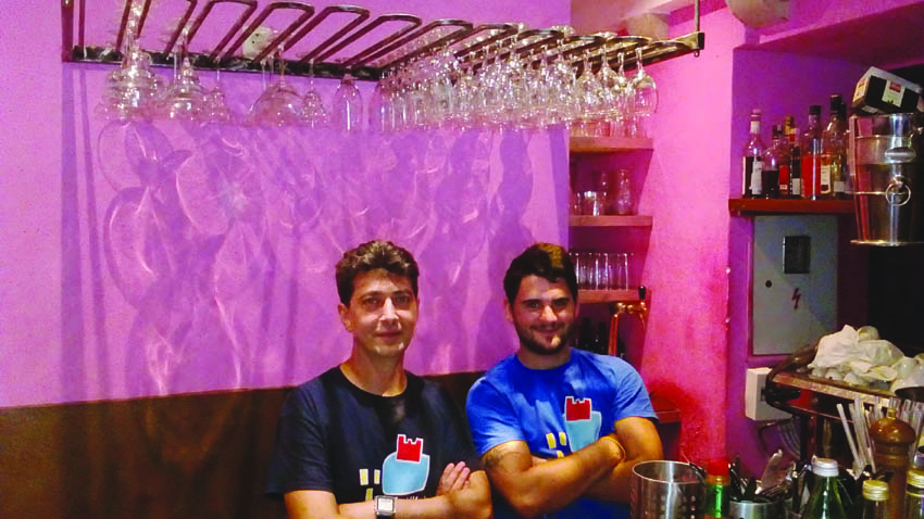 SID KRESO BEZIK (LEVO) SA KOLEGOM U RESTORANU