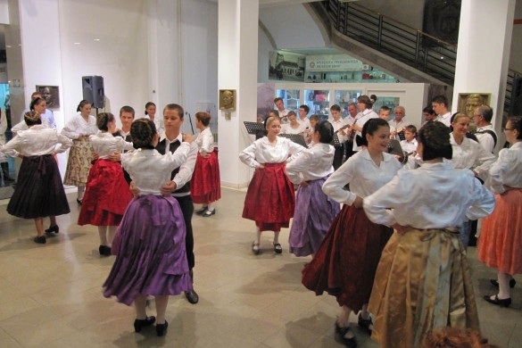 Танци, обичаї и шпиванка означели вчерайши Днї рускей култури