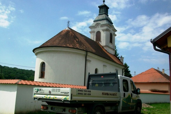 Маляре зоз Словацкей биля церкву у Бикичу