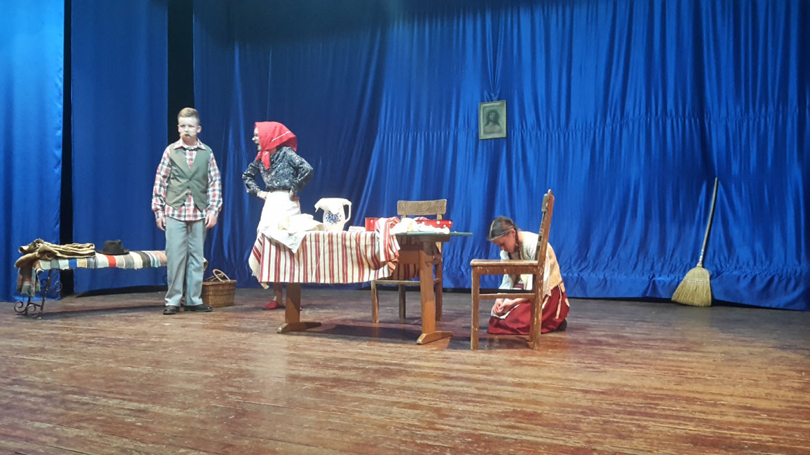 Dnji teatru dzivcatko i zobrak